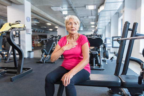 senior kvinna trött efter träningspass på rehab centrum - medelålders kvinna bröstsmärtor bildbanksfoton och bilder