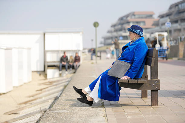 年配のベンチに座る女性 - 7412552 ストックフォトと画像