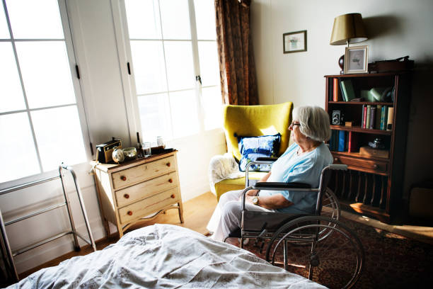 senior vrouw zittend op de rolstoel alleen - pensioen nederland stockfoto's en -beelden