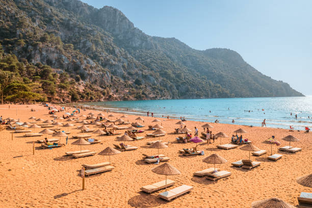 09 september 2020, dalyan, turkije: luchtmening van een populair strand iztuzu met luxe zonneparaplu's en ligstoelen en fijn geel zand. zeeparadijs en ontspanningsconcept - egeïsch turkije stockfoto's en -beelden