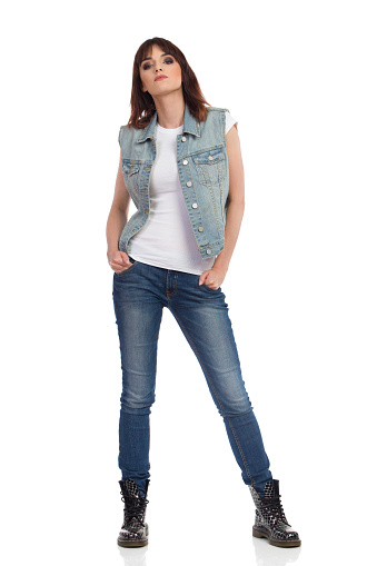 Ernsthafte Und Selbstbewusste Junge Frau In Jeans Und Ernsthafte Und Selbstbewusste Junge Frau In Jeans Und