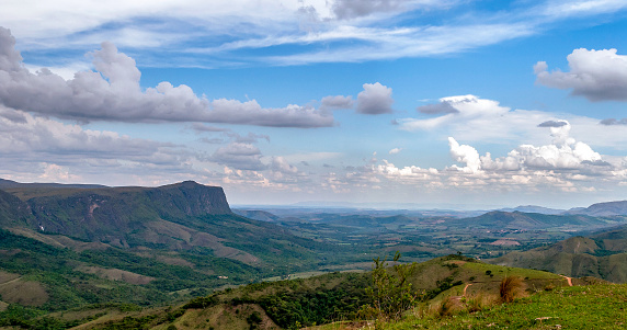 General view of the São José do Barreiro region with the Serra da Canastra park massif in the background, cloudy sky, São Roque de Minas, Minas Gerais, Brazil