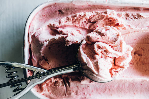 serving homemade strawberry ice cream - strawberry ice cream imagens e fotografias de stock