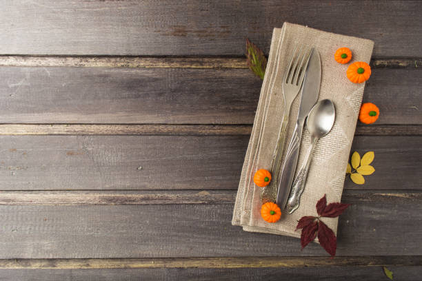 mesa de servicio para acción de gracias o halloween con decoración en mesa de madera - thanksgiving diner fotografías e imágenes de stock