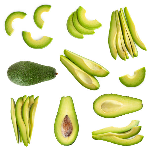 reeks verse avocado die op witte achtergrond wordt geïsoleerd. - avocado stockfoto's en -beelden