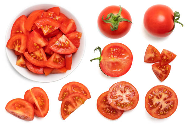 set aus frischen, ganzen und in scheiben geschnittenen tomaten, die auf weißem hintergrund isoliert sind. top view - tomate stock-fotos und bilder