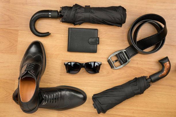 set di accessori moda uomo sdraiati sul laminato. - shoes top view foto e immagini stock