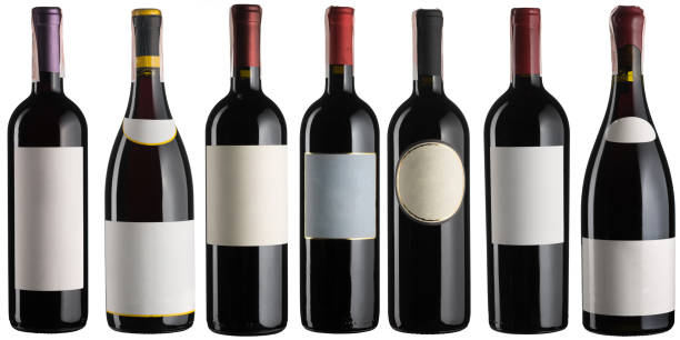 ホワイトに分離された複数の赤ワインのボトルのセット - ワインボトル ストックフォトと画像