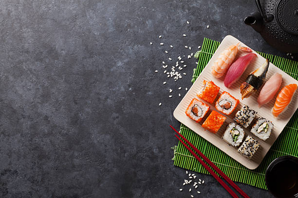 ein satz von sushi, maki und grünem tee - kannestein stock-fotos und bilder