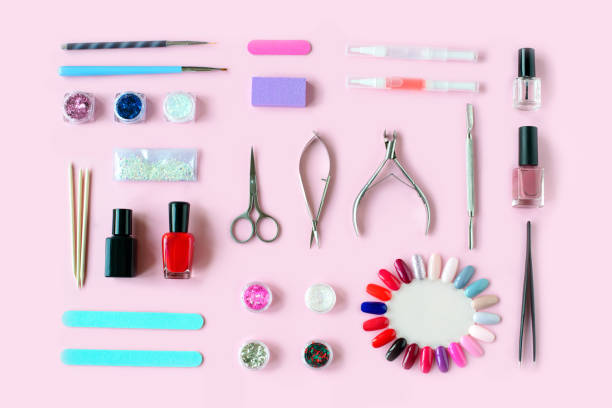 uppsättning av olika manikyr och pedikyr verktyg och tillbehör på rosa bakgrund. topp-vy. - palettblad bildbanksfoton och bilder