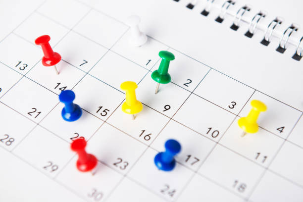 setting an important date on a calendar - date imagens e fotografias de stock