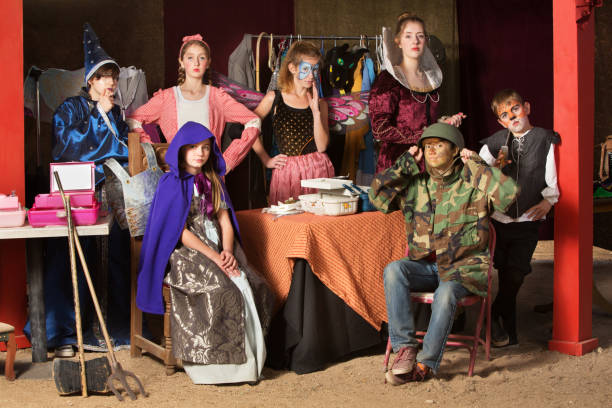 zeven studenten van het theater in kleedkamer - acteren stockfoto's en -beelden