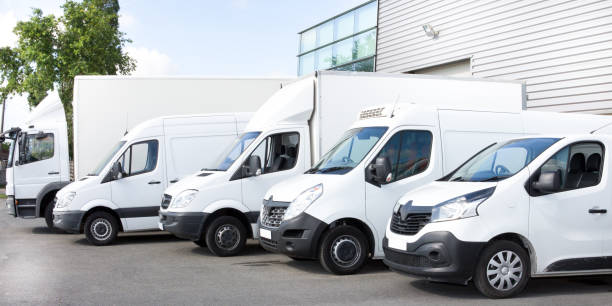 meerdere auto's bestelwagens vrachtwagens geparkeerd op de parkeerplaats voor huur of levering - openbaar vervoer stockfoto's en -beelden