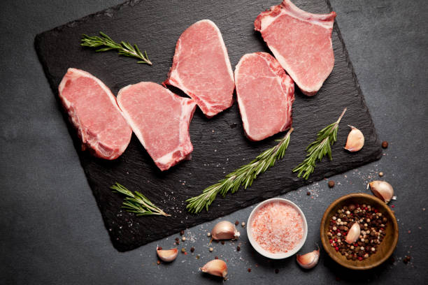 여러 원시 돼지 고기 스테이크 - 돼지고기 뉴스 사진 이미지