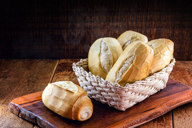 짚 바구니에 소박한 나무 배경에 브라질에서 여러 전통 빵. 브라질 프랑스 빵의 국경일. - 빵 뉴스 사진 이미지