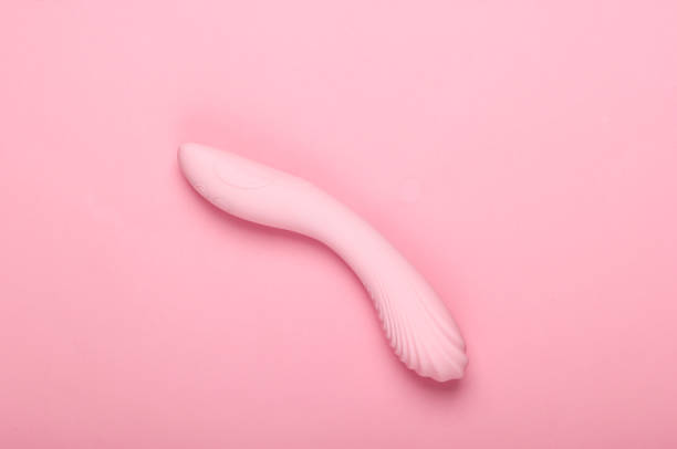jouet de sexe pour des femmes sur le fond rose. vue supérieure, minimalisme - gode photos et images de collection