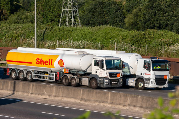 shell-zisterne - oil lkw autobahn stock-fotos und bilder