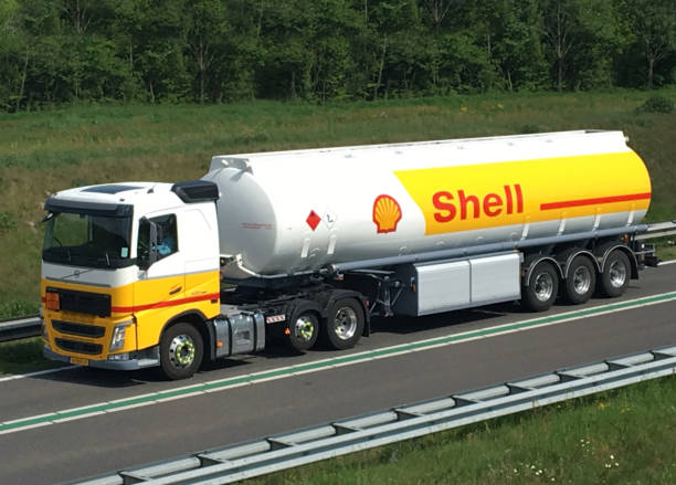 shell-kraftstoff-deliviry-lkw fahren auf der straße - oil lkw autobahn stock-fotos und bilder