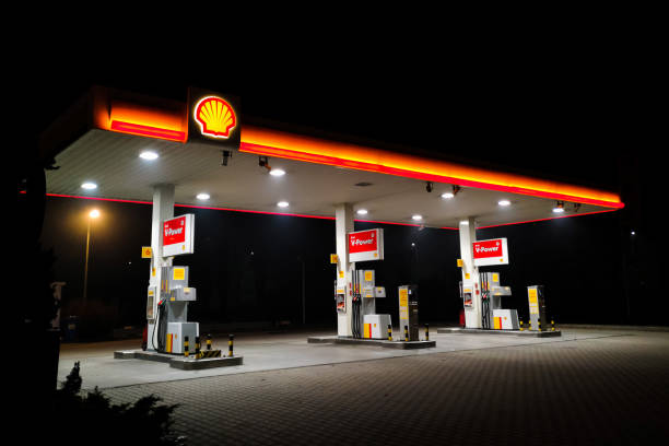 Shell Gas Station night view 08/11/2018 - Kraków, małopolskie / Poland: Shell Gas Station on Aleja Pokoju street Shell stock pictures, royalty-free photos & images