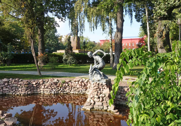 舍甫琴科公園在秋天。泳池噴泉上的公園雕塑。舍甫琴科大學景觀 - shevchenko 個照片及圖片檔