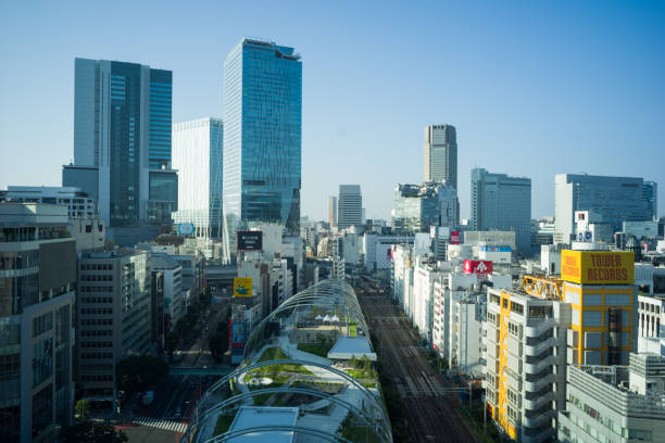 宮下公園から渋谷駅に向かう渋谷風景 - 渋谷 ストックフォトと画像