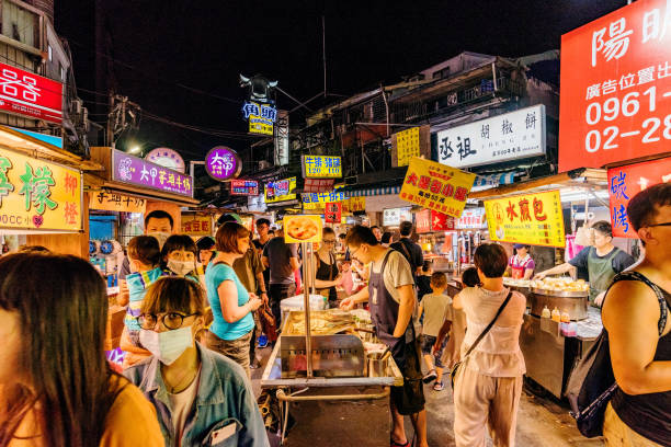Shilin night market Taipei: This is Shilin night market a famous night market where many people come to try Taiwanese food and go shopping on July 11, 2017 in Taipei night market stock pictures, royalty-free photos & images