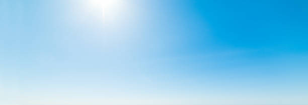 stralende zon en blauwe lucht - heldere lucht stockfoto's en -beelden