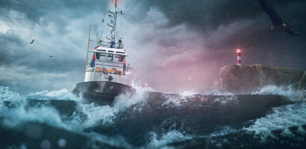 het onweer van de zeevuurtoren van het schip - storm stockfoto's en -beelden
