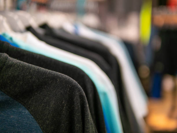 ファッション小売店のラックに掛かっているシャツ - ゴルフ　服装 ストックフォトと画像
