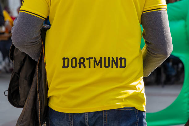 shirt eines borussia-dortmann-fan mit dem logo der fußballmannschaft - bvb bayern stock-fotos und bilder