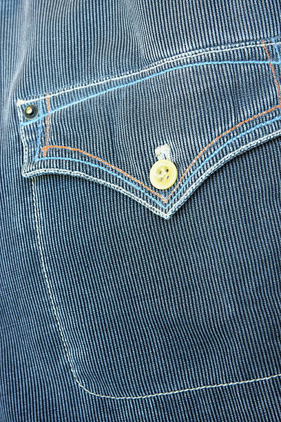 chemise denim fashion poches en velours côtelé - chemise en jeans poche photos et images de collection