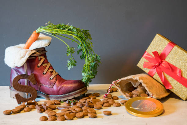 schoen met wortel, kruidnoten, tas, voor typisch nederlands evenement sinterklaas - sinterklaas cadeaus stockfoto's en -beelden