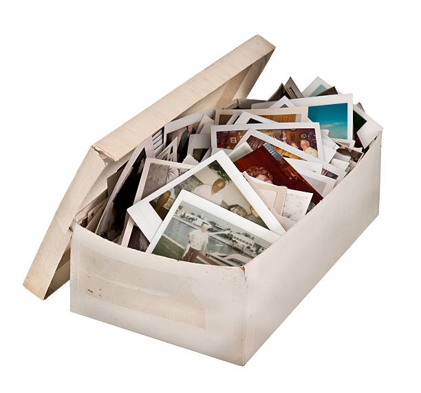 shoebox de fotografías antiguas demasiado - caja fotos fotografías e imágenes de stock