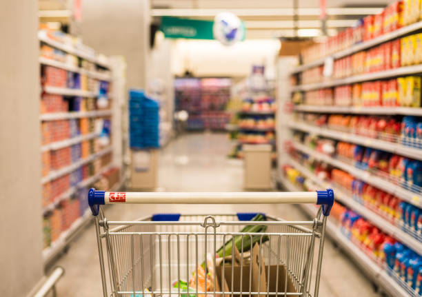 carrito de compras en un supermercado. compras, cocinar y concepto de precio. - inflation fotografías e imágenes de stock