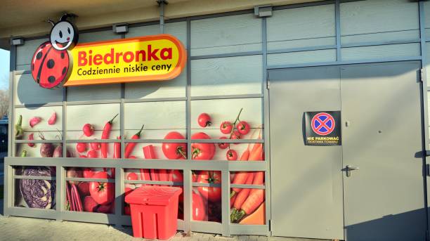 shopping centre. front view of supermarket biedronka. - biedronka imagens e fotografias de stock