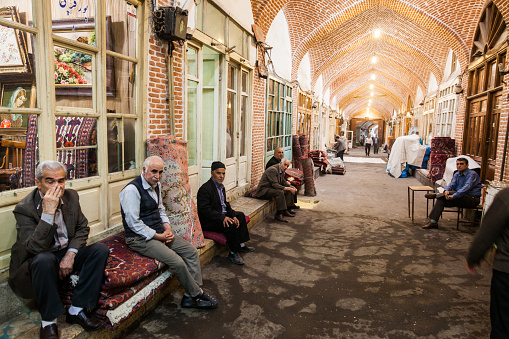 イランのタブリーズのバザールのお店 - ストックフォト・写真素材...