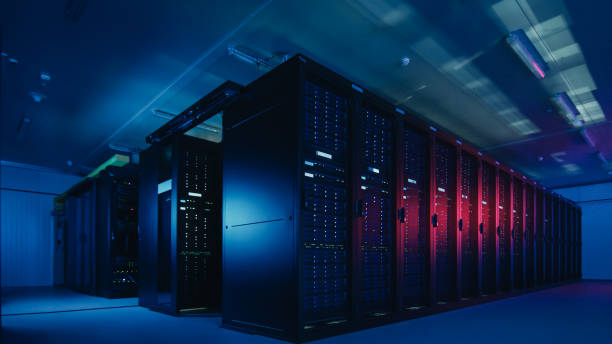 여러 행의 완전 한 운영 서버 랙을 갖춘 데이터 센터의 샷 현대 통신, 클라우드 컴퓨팅, 인공 지능, 데이터베이스, 슈퍼 컴퓨터 기술 개념. 네온 블루, 핑크 라이트와 어둠 속에서 촬영. - 데이터 센터 뉴스 사진 이미지