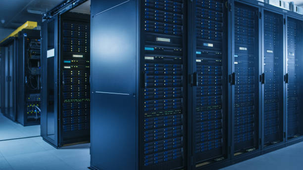 운영 서버 랙의 여러 행이 있는 최신 데이터 센터의 촬영. 현대 하이테크 데이터베이스 슈퍼 컴퓨터 클린 룸. - 네트워크 서버 뉴스 사진 이미지