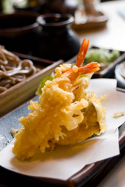 海老の天ぷら - 天ぷらそば ストックフォトと画像