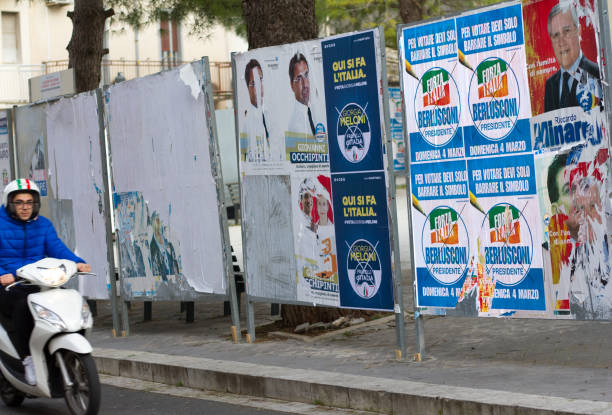 sicilia, italia: scooter zip per manifesti politici - elezioni italia foto e immagini stock