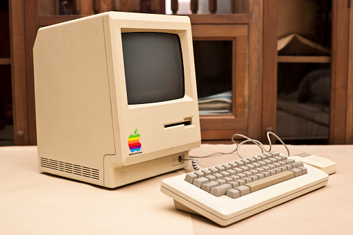 側面の歴史ある Macintosh 128 K XXXL - ストックフォト・写真素材...