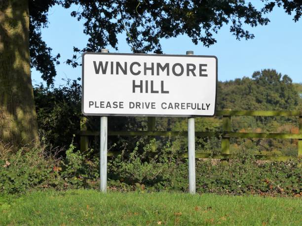 signez pour le village de winchmore hill dans le buckinghamshire avec la demande de conduire prudemment. situé à la jonction de coleshill lane et sampsons hill. - panneau village photos et images de collection