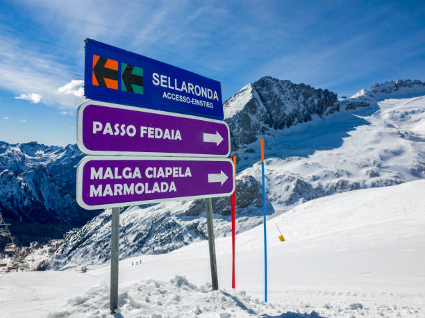 指示山坡和城鎮的標誌 (passo fedaia、malga ciapela、marmolada) 和進入 sellaronda 賽道的通道, dolomites, 義大利 - marmolada 個照片及圖片檔