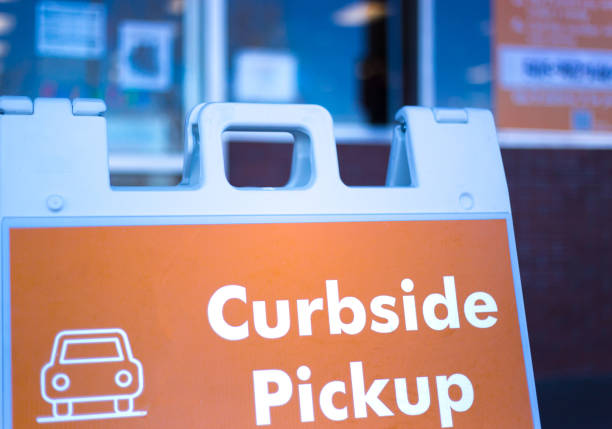 Sign Outside Restaurant/Shop: Curbside Pickup Sign Outside Restaurant/Shop: Curbside Pickup curbsidepickup stock pictures, royalty-free photos & images