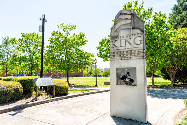 знак мартин лютер кинг младший национальный исторический сайт в городе джорджия - martin luther king jr photos стоковые фото и изображения