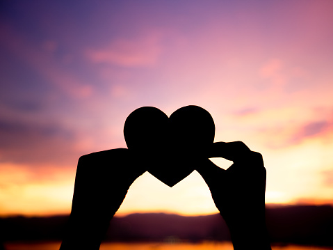sirasinda gunbatimi arka plan guzel kalp tutan siluet el mutlu ask sevgililer gunu fikir isaret sembol kavram stok fotograflar adamlar nin daha fazla resimleri istock