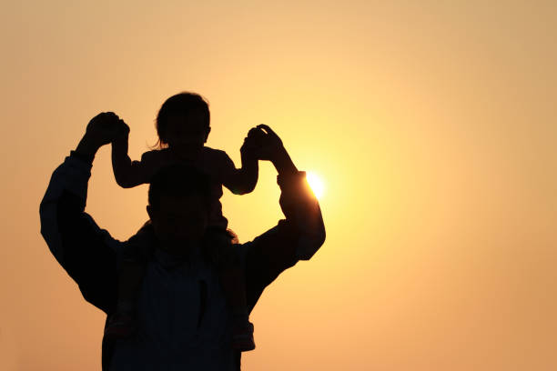 silueta de padre e hija - fathers day fotografías e imágenes de stock