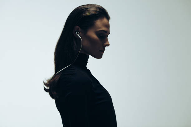 silhouette des weiblichen modell im studio - gegenlicht stock-fotos und bilder