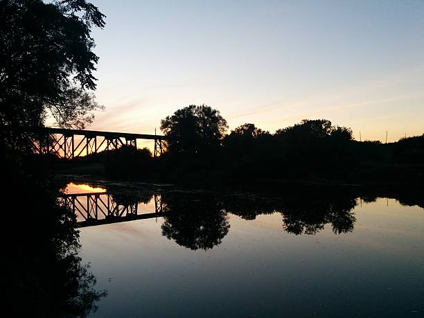 ponte sagomato al tramonto - jacobs foto e immagini stock
