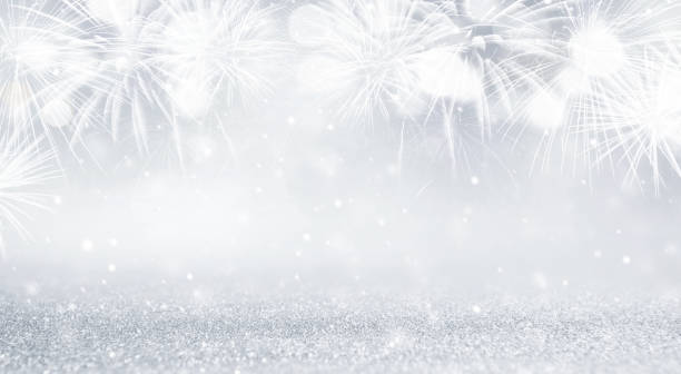 fuegos artificiales de plata y blanco y bokeh en vísperas de año nuevo y copiar espacio. vacaciones de fondo abstractas. - fotografía temas fotografías e imágenes de stock
